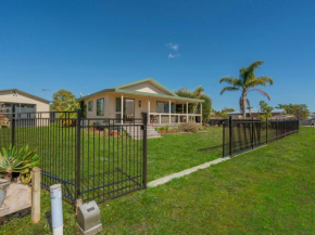 Captain's Cabin - Cooks Beach Holiday Home